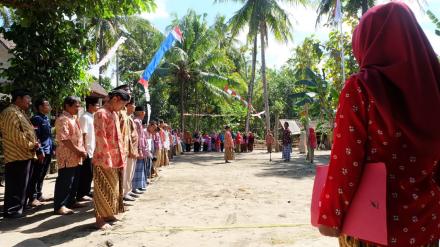 GUNAKAN BAHASA JAWA WARGA GOKERTEN LAKSANAKAN UPACARA BENDERA HUT RI  KE-73